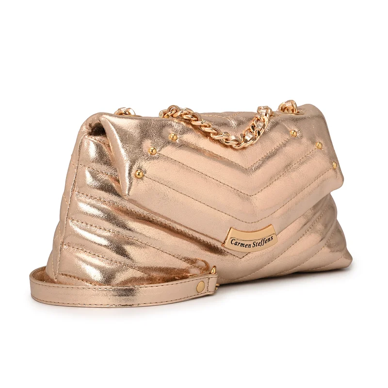 كارمن ستيفنز حقيبة جلدية مبطنة ذهبية مع تطبيق معدني